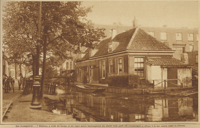 871466 Gezicht op het Zwarte Water tussen de Lauwerecht en de Merelstraat te Utrecht, met op de achtergrond de panden ...